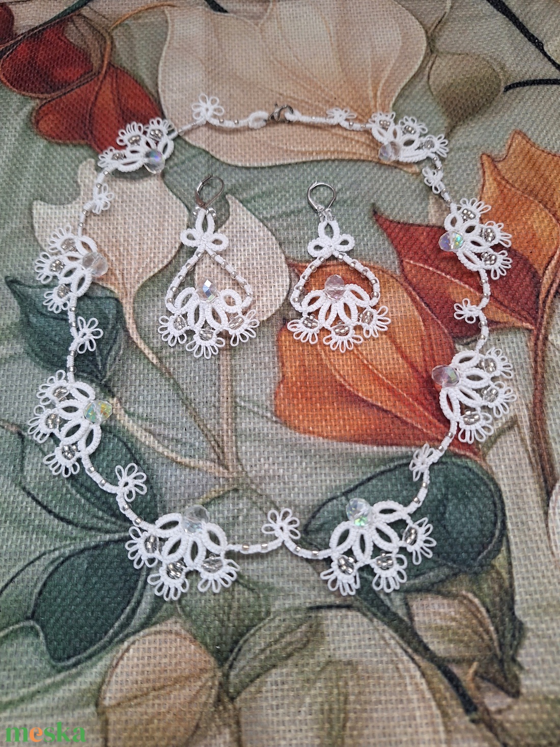 Fehér színű ezüst gyöngyökkel díszített ékszer szett - ékszer - ékszerszett - Meska.hu