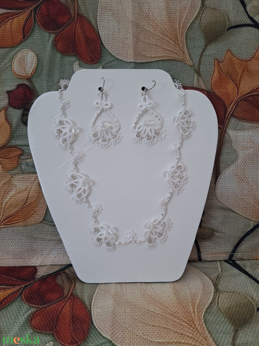 Fehér színű ezüst gyöngyökkel díszített ékszer szett - ékszer - ékszerszett - Meska.hu