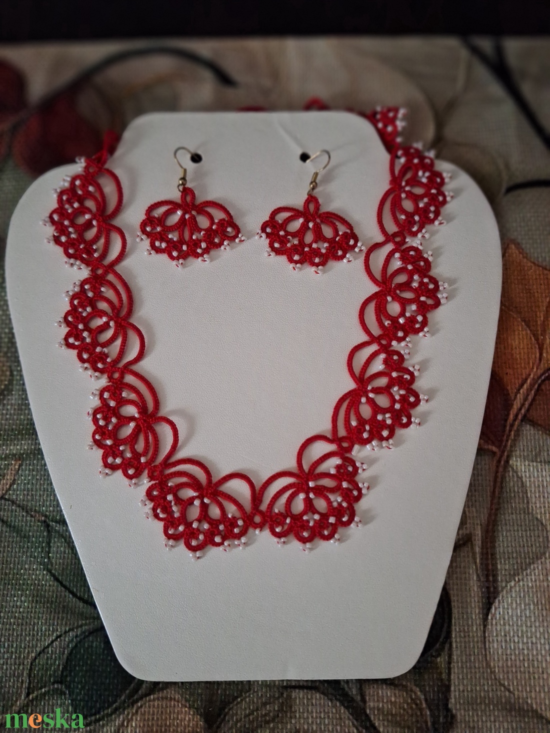 Piros színű fehér gyöngyökkel díszített ékszer  - ékszer - ékszerszett - Meska.hu Piros színű fehér gyöngyökkel díszített ékszer  - ékszer - ékszerszett - Meska.hu