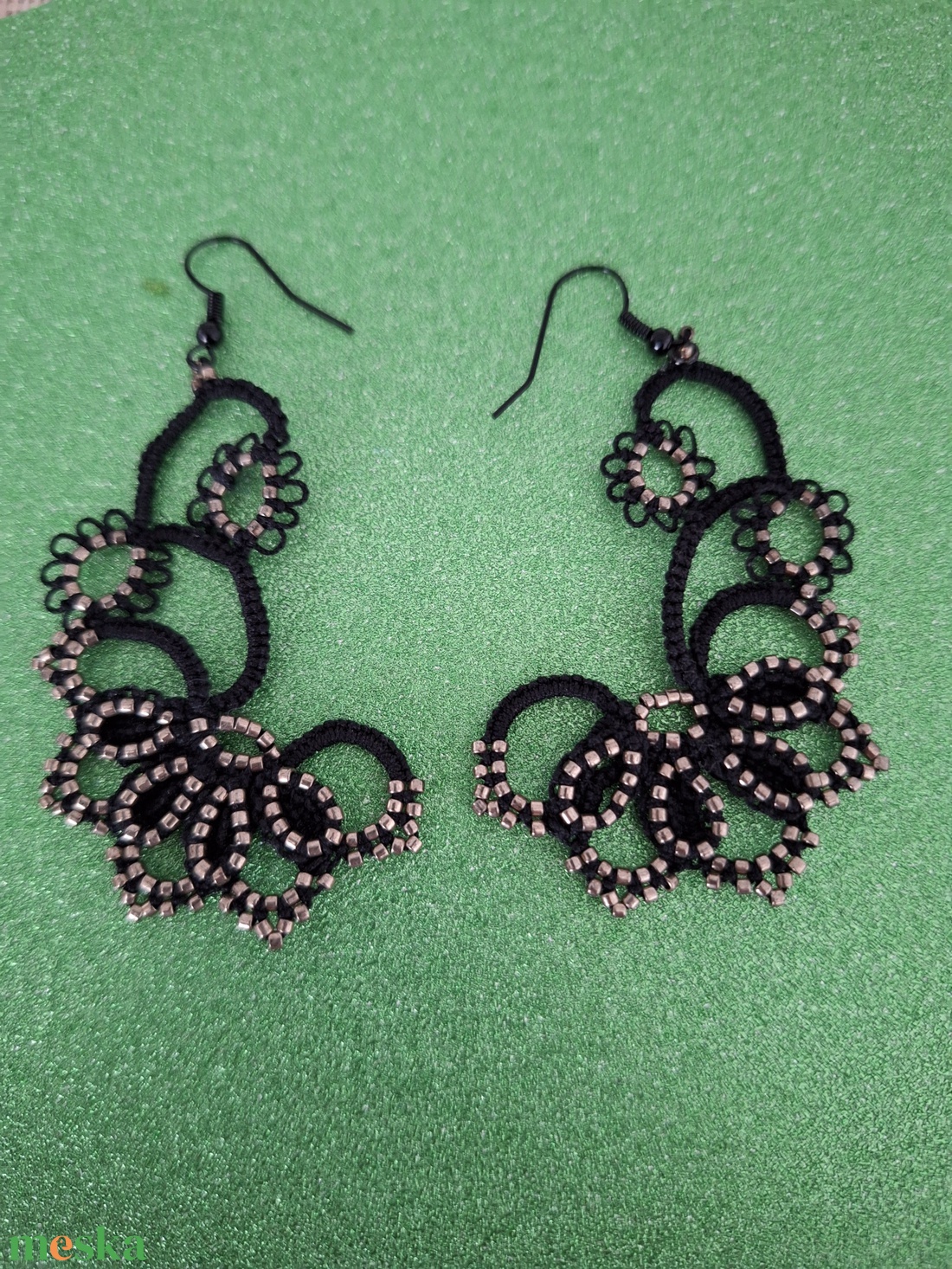 Fekete színű bronz színű gyöngyökkel díszített fülbevaló  - ékszer - fülbevaló - csillár fülbevaló - Meska.hu Fekete színű bronz színű gyöngyökkel díszített fülbevaló  - ékszer - fülbevaló - csillár fülbevaló - Meska.hu