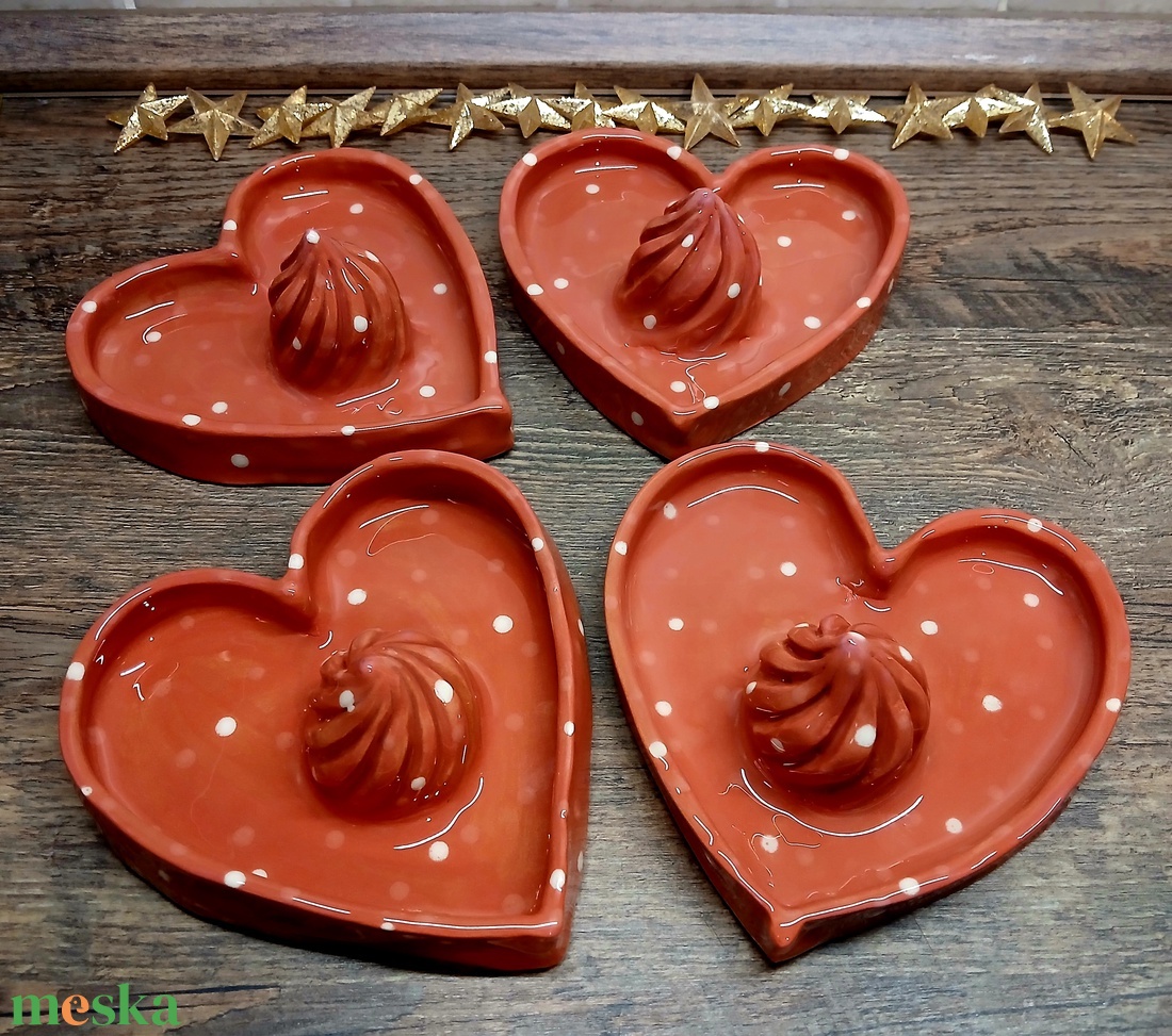 Egy igazán szívfacsaró ajándék Valentin napra. Piros alapon pöttyös, mázas kerámia citromfacsaró - otthon & életmód - konyhafelszerelés, tálalás - konyhai dekoráció - hűtőmágnes - Meska.hu