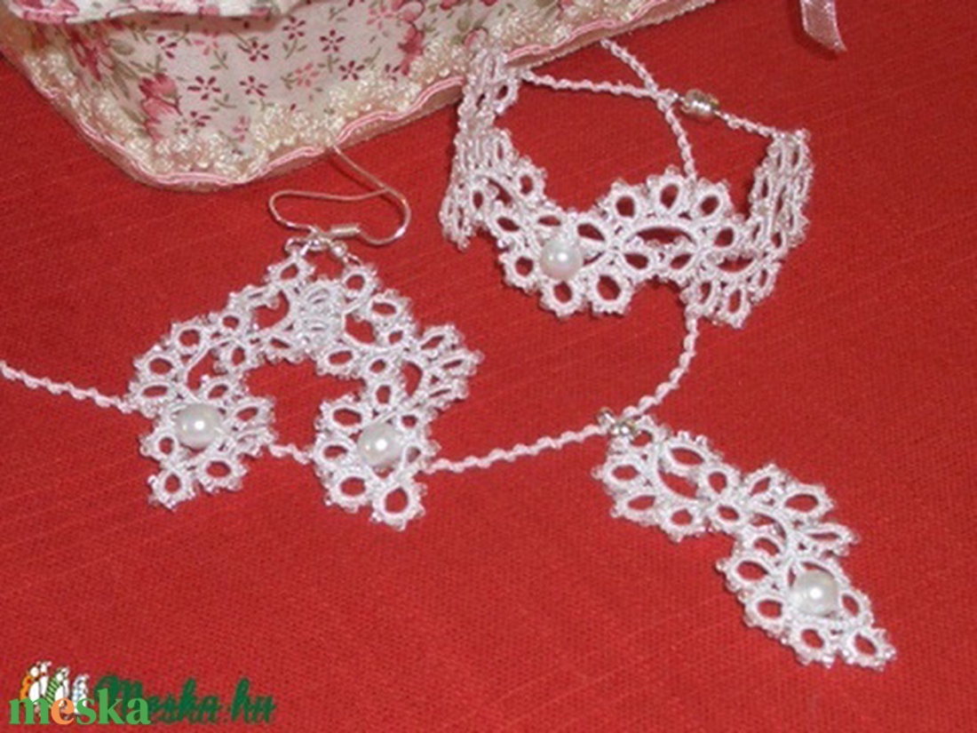 KYRA fehér fülbevaló gyönggyel, hajócsipke, horgolt -  - Meska.hu