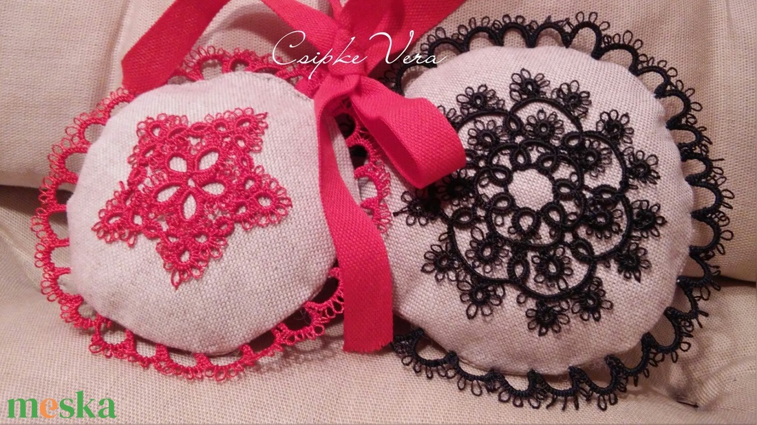 Home Decor mini párnácska pár fekete és piros csipkével, szalaggal - otthon & életmód - dekoráció - dísztárgy - Meska.hu Home Decor mini párnácska pár fekete és piros csipkével, szalaggal - otthon & életmód - dekoráció - dísztárgy - Meska.hu