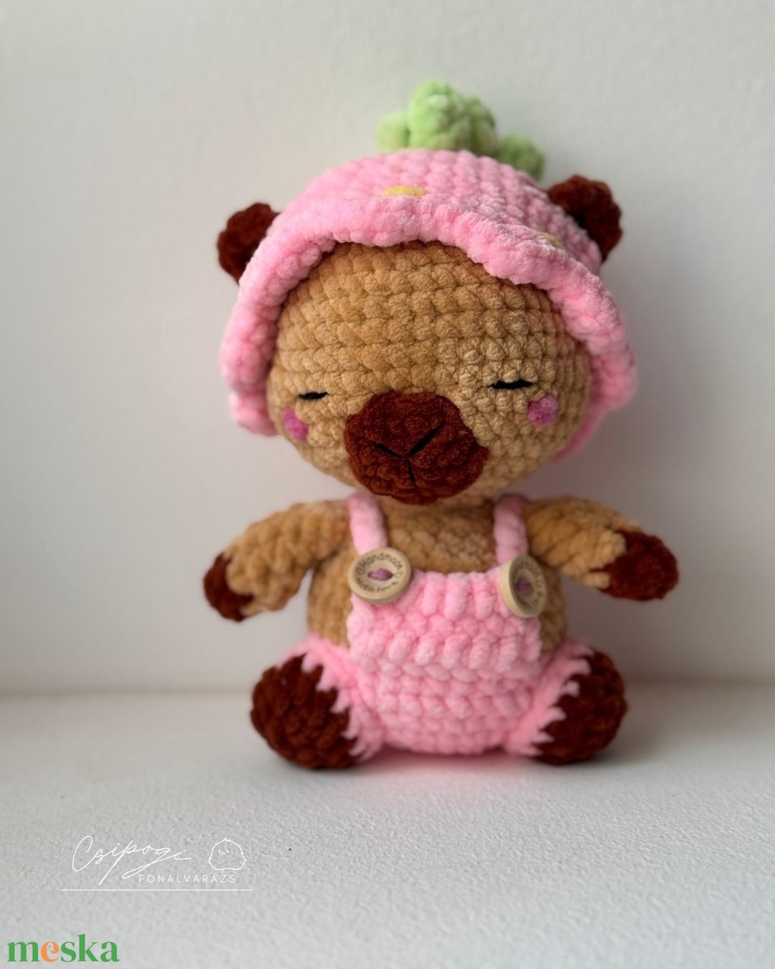 Epres sapkás capybara - játék & sport - plüssállat & játékfigura - kapibara - Meska.hu