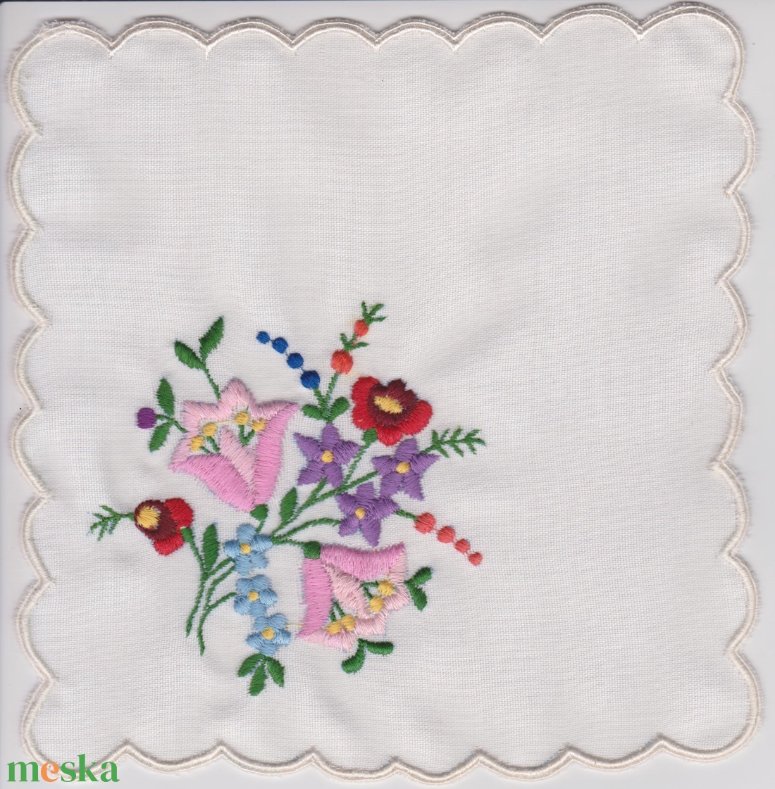 Kalocsai mintás kis terítők, gépi cakkolt szegéllyel és gépi hímzéssel - otthon & életmód - lakástextil - abrosz, terítő - díszterítő polcra, komódra - Meska.hu