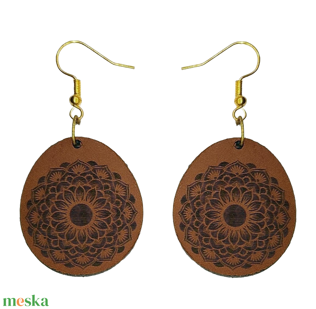 Trendi mandala mintás gravírozott bőr fülbevaló - ékszer - fülbevaló - lógó fülbevaló - Meska.hu