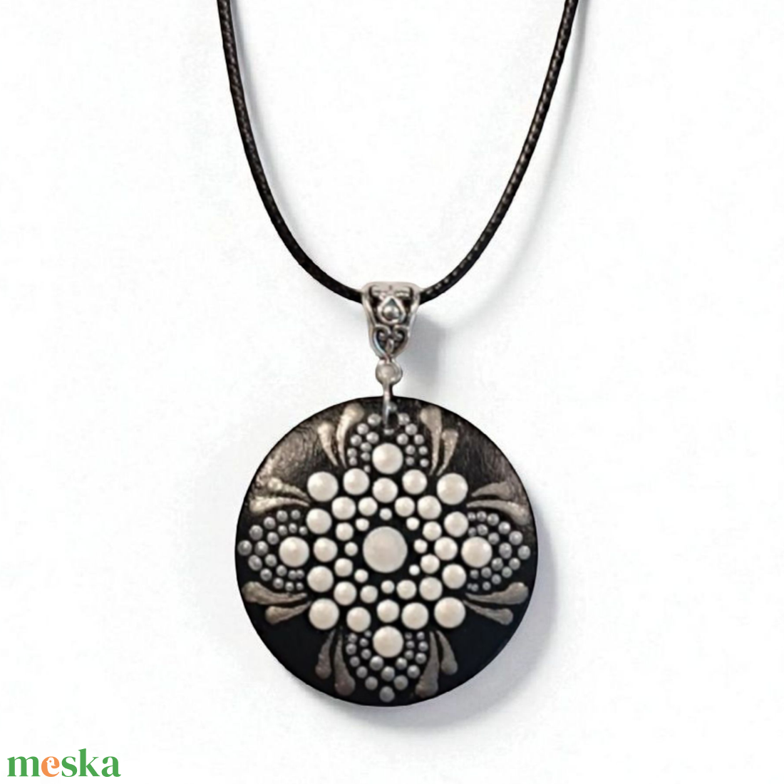 Ezüst-gyöngyház fehér pontozott mandalás nyaklánc - ékszer - nyaklánc - medálos nyaklánc - Meska.hu