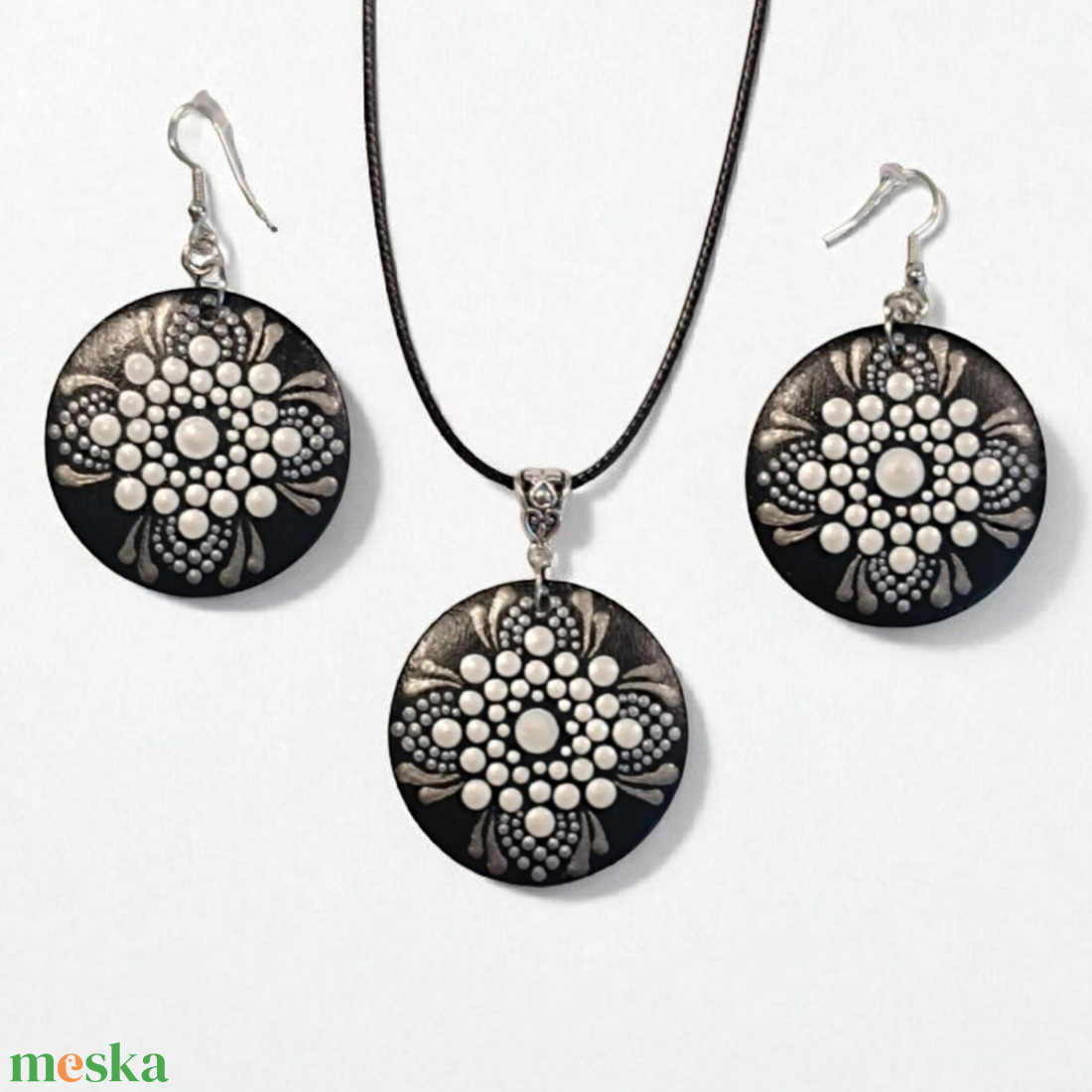 Ezüst-gyöngyház fehér pontozott mandalás nyaklánc - ékszer - nyaklánc - medálos nyaklánc - Meska.hu