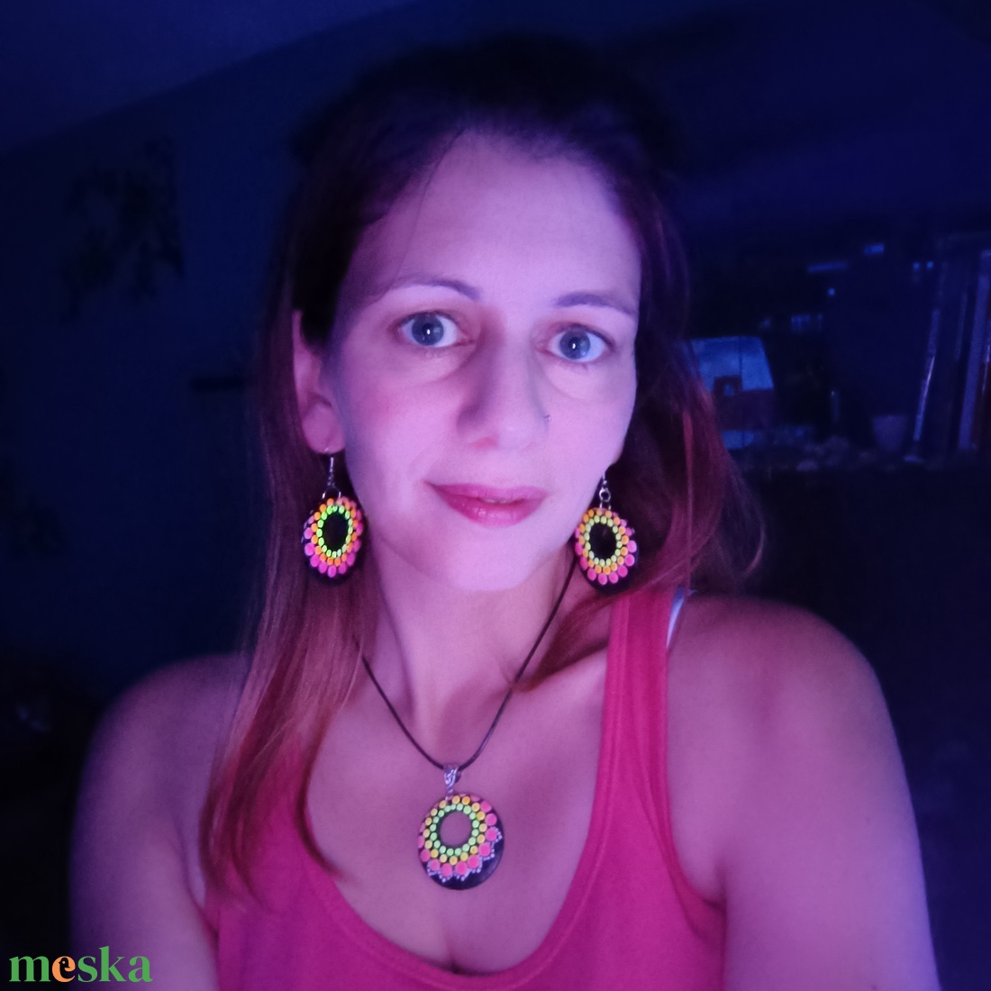 Fluoreszkáló/Foszforeszkáló mandalás fülbevaló - ékszer - fülbevaló - lógós kerek fülbevaló - Meska.hu