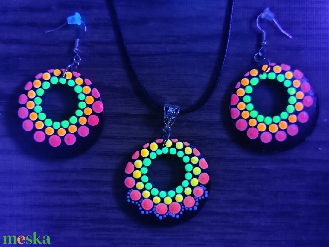 Fluoreszkáló/Foszforeszkáló pontozott mandalás nyaklánc  - ékszer - nyaklánc - medálos nyaklánc - Meska.hu
