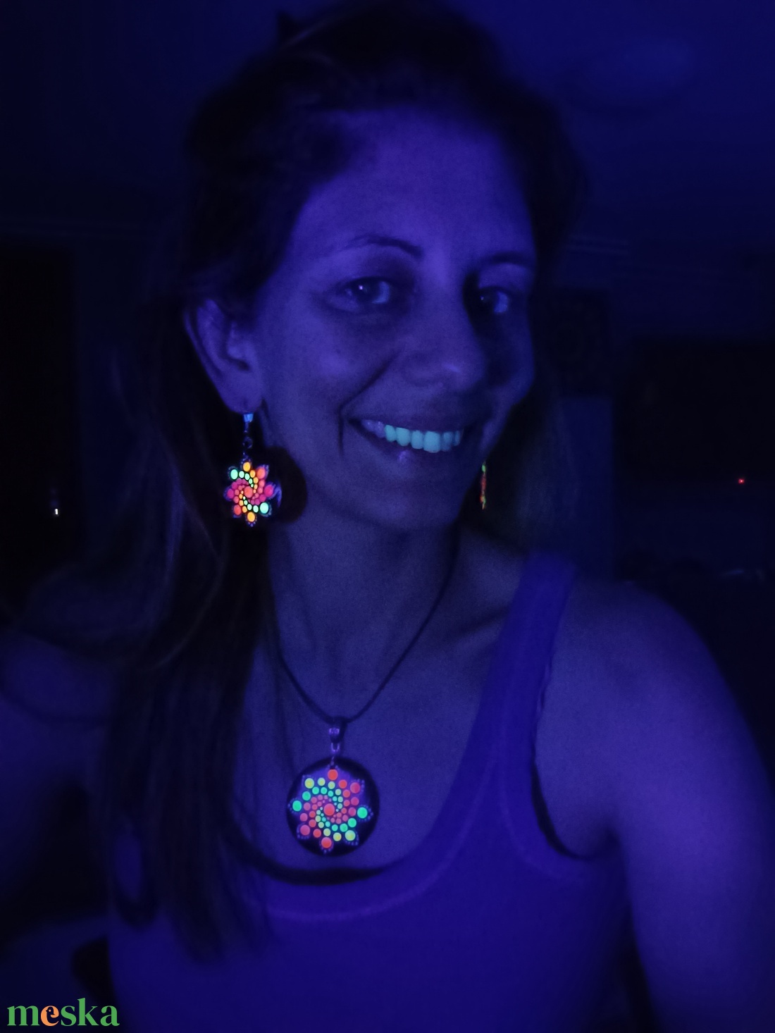 Fluoreszkáló/Foszforeszkáló mandalás fülbevaló - ékszer - fülbevaló - lógós kerek fülbevaló - Meska.hu