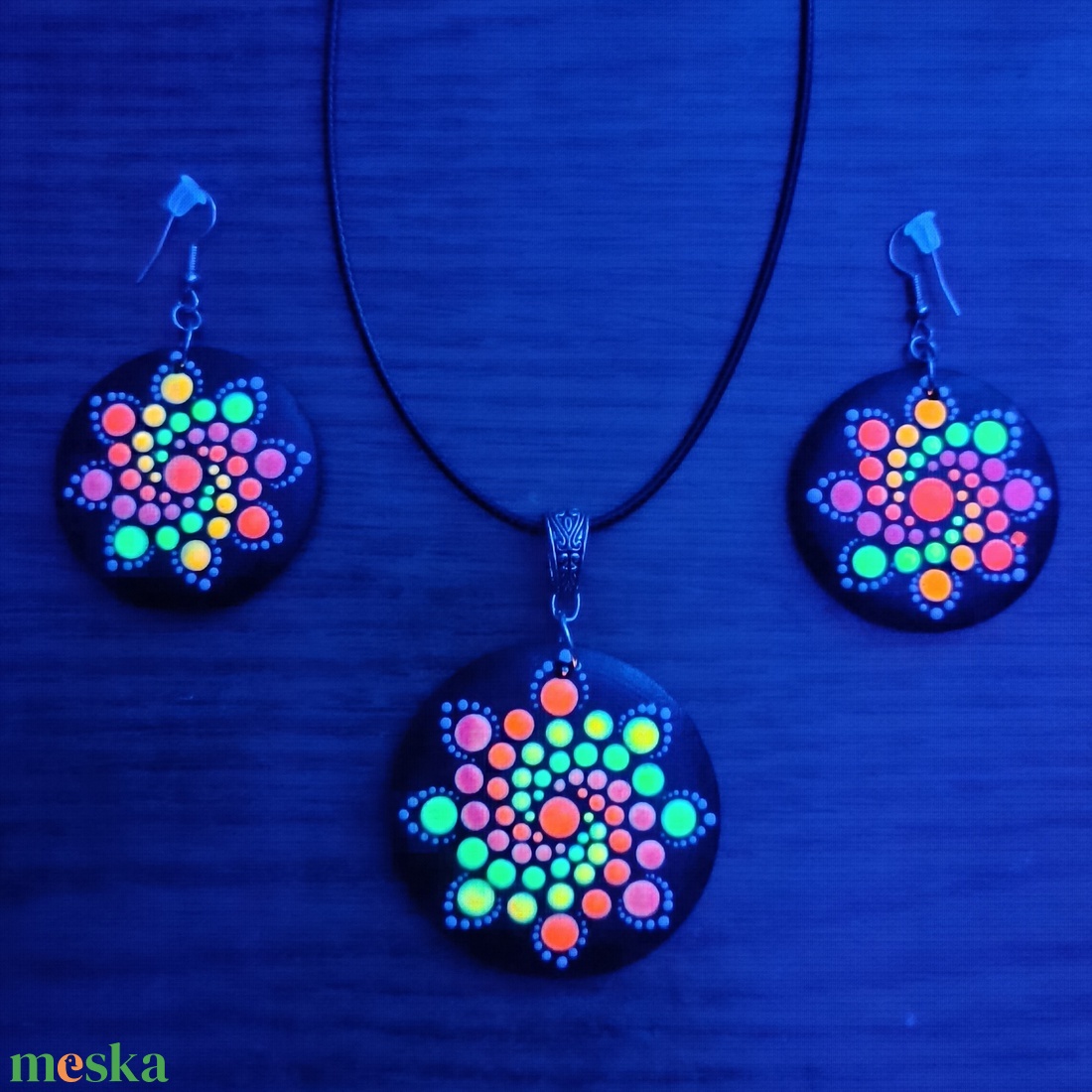 Fluoreszkáló/Foszforeszkáló mandalás fülbevaló - ékszer - fülbevaló - lógós kerek fülbevaló - Meska.hu