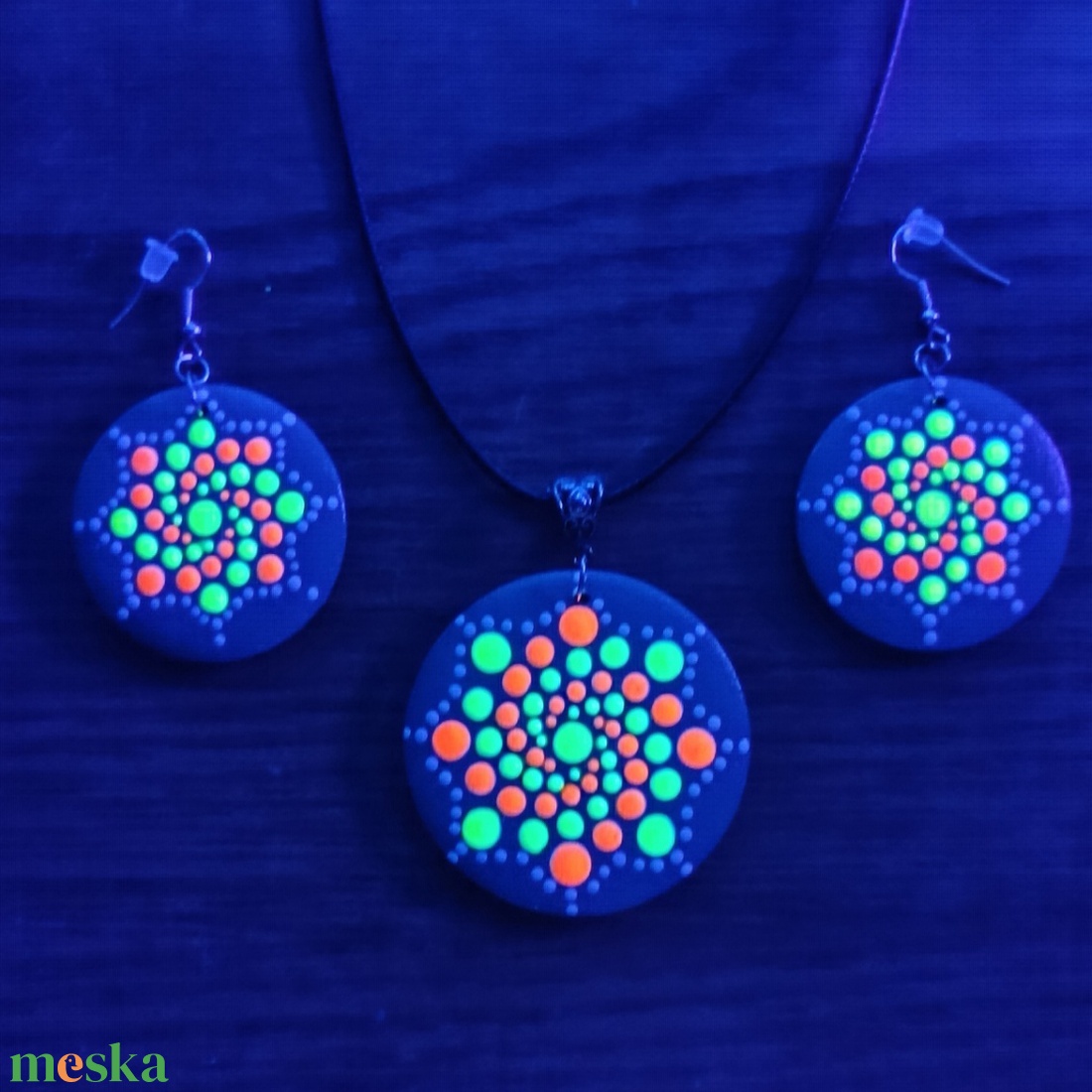 Fluoreszkáló/Foszforeszkáló pontozott mandalás nyaklánc - ékszer - nyaklánc - medálos nyaklánc - Meska.hu