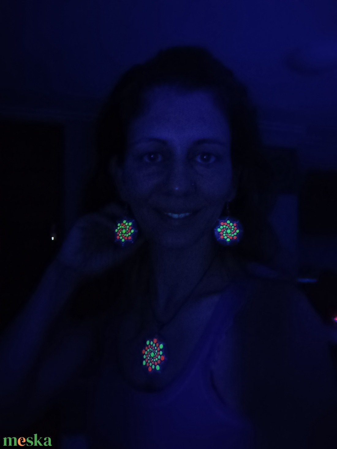 Fluoreszkáló/Foszforeszkáló pontozott mandalás nyaklánc - ékszer - nyaklánc - medálos nyaklánc - Meska.hu