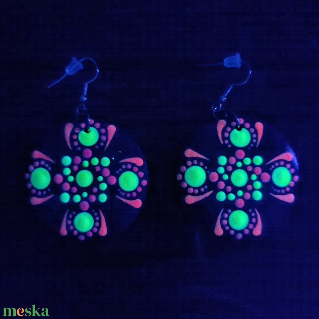 Fluoreszkáló/Foszforeszkáló mandalás fülbevaló - ékszer - fülbevaló - lógós kerek fülbevaló - Meska.hu