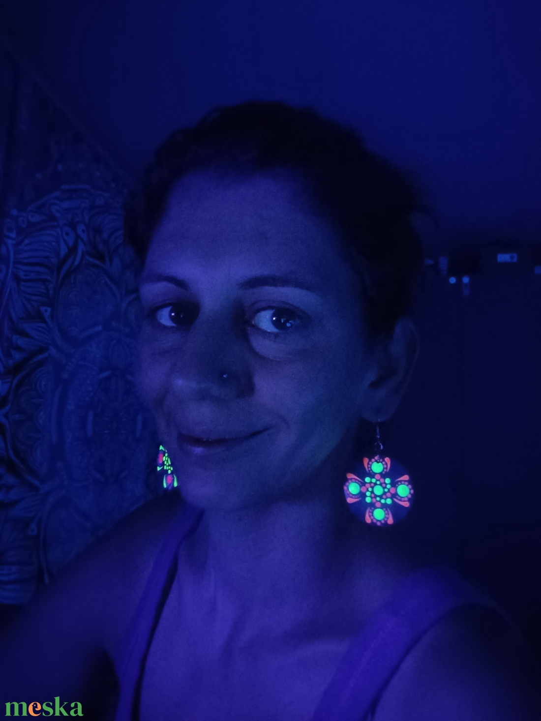 Fluoreszkáló/Foszforeszkáló mandalás fülbevaló - ékszer - fülbevaló - lógós kerek fülbevaló - Meska.hu