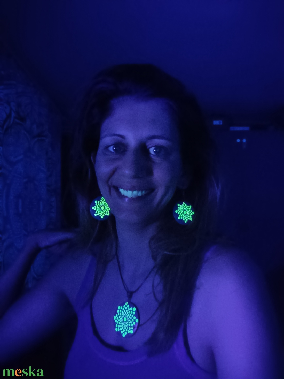 Fluoreszkáló/Foszforeszkáló pontozott mandalás nyaklánc - ékszer - nyaklánc - medálos nyaklánc - Meska.hu