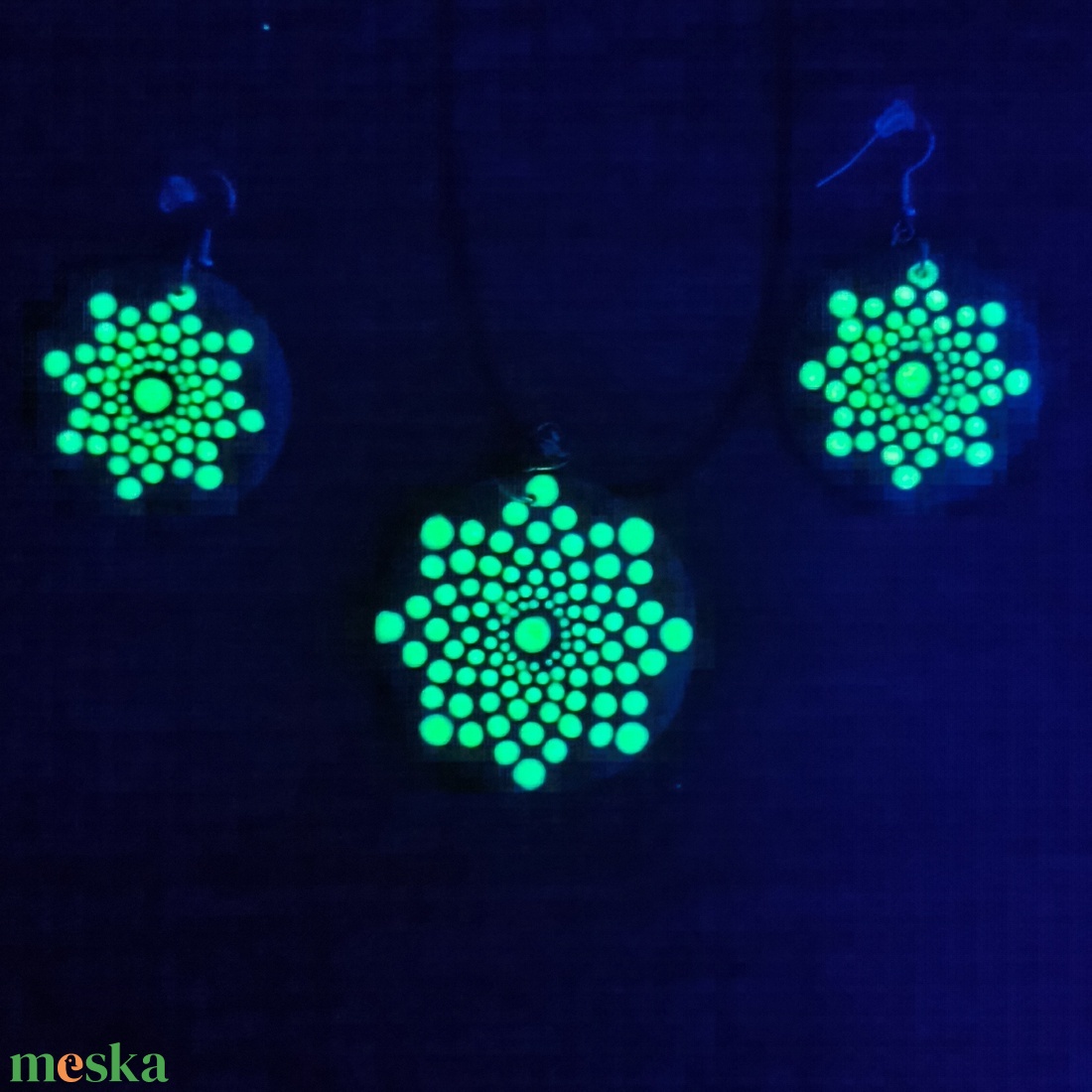 Fluoreszkáló/Foszforeszkáló pontozott mandalás nyaklánc - ékszer - nyaklánc - medálos nyaklánc - Meska.hu