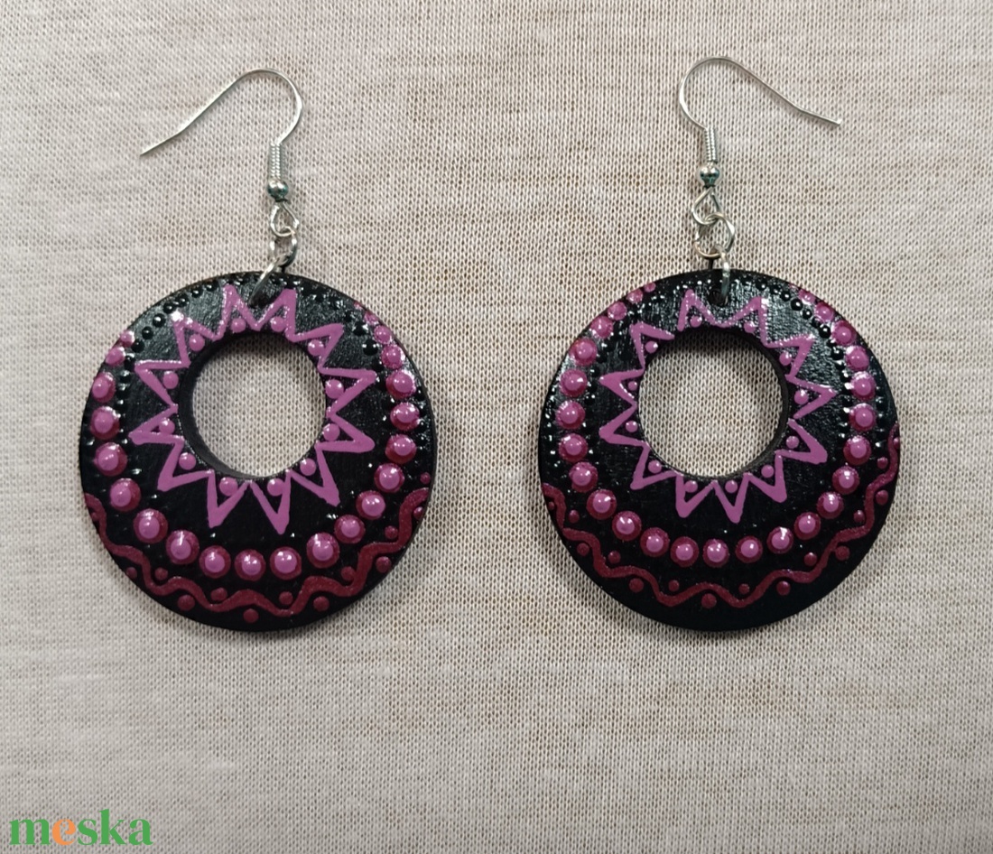 Csillogó fekete-lila pontozott fülbevaló - ékszer - fülbevaló - lógó fülbevaló - Meska.hu