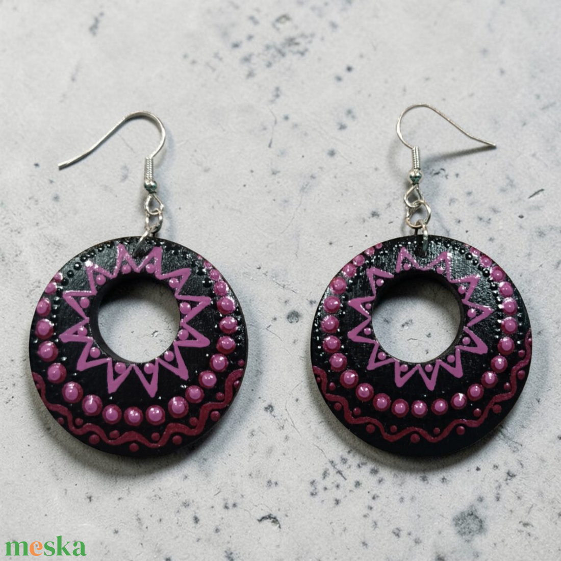 Csillogó fekete-lila pontozott fülbevaló - ékszer - fülbevaló - lógó fülbevaló - Meska.hu