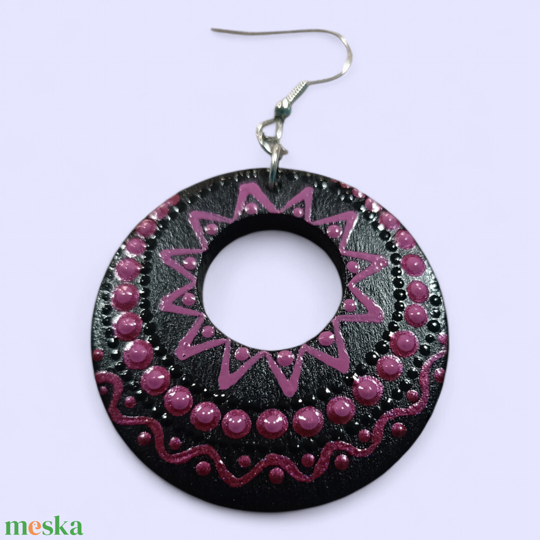 Csillogó fekete-lila pontozott fülbevaló - ékszer - fülbevaló - lógó fülbevaló - Meska.hu