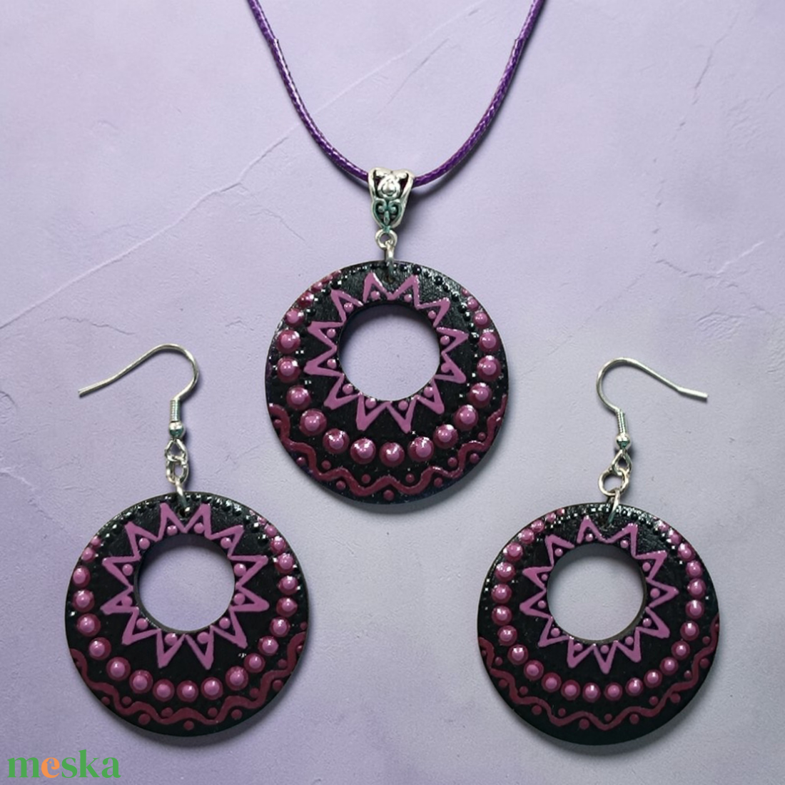 Csillogó fekete-lila pontozott nyaklánc  - ékszer - nyaklánc - medálos nyaklánc - Meska.hu