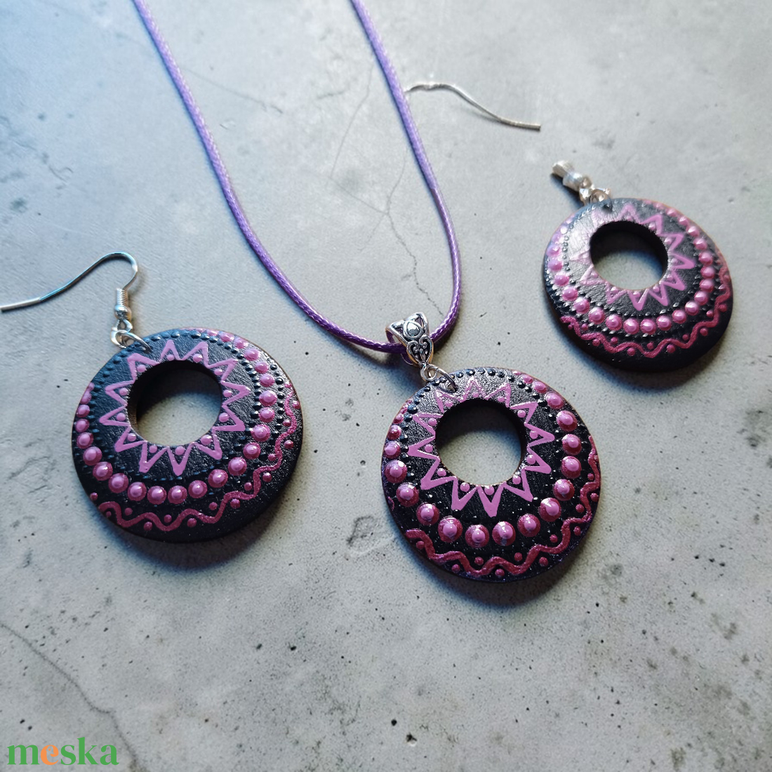 Csillogó fekete-lila pontozott nyaklánc  - ékszer - nyaklánc - medálos nyaklánc - Meska.hu