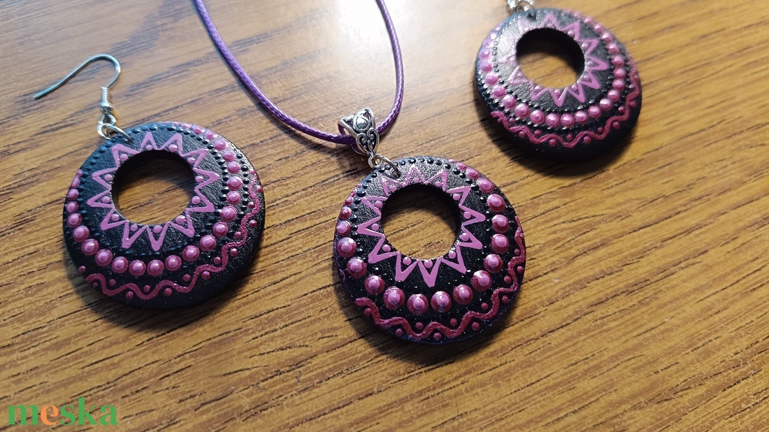 Csillogó fekete-lila pontozott nyaklánc  - ékszer - nyaklánc - medálos nyaklánc - Meska.hu