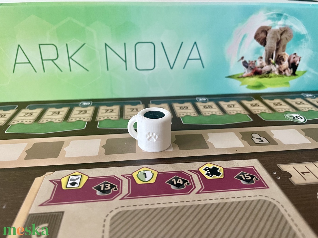 Ark Nova társasjáték-kiegészítő: szünetjelölő kávésbögre - játék & sport - táblajáték és kártyajáték - társasjátékok - dobókocka - Meska.hu