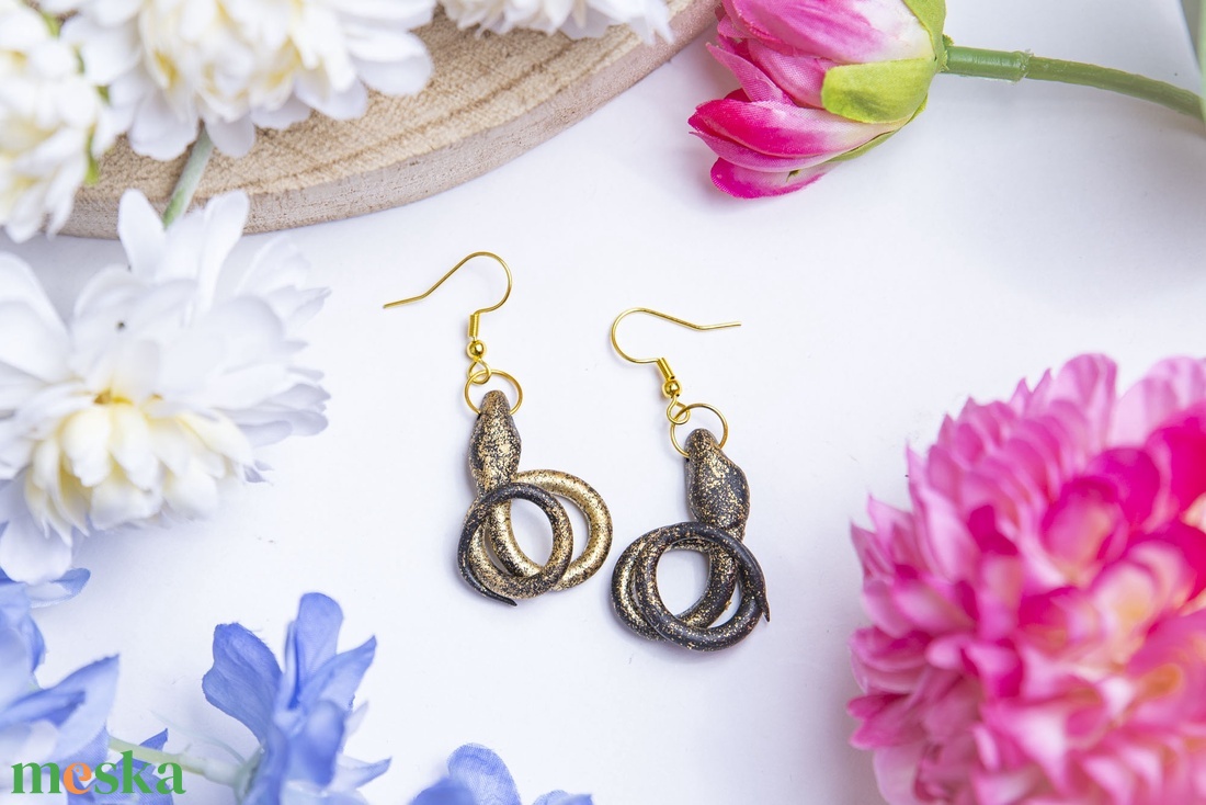 Fekete-arany lógó kígyó fülbevaló - ékszer - fülbevaló - lógó fülbevaló - Meska.hu Fekete-arany lógó kígyó fülbevaló - ékszer - fülbevaló - lógó fülbevaló - Meska.hu