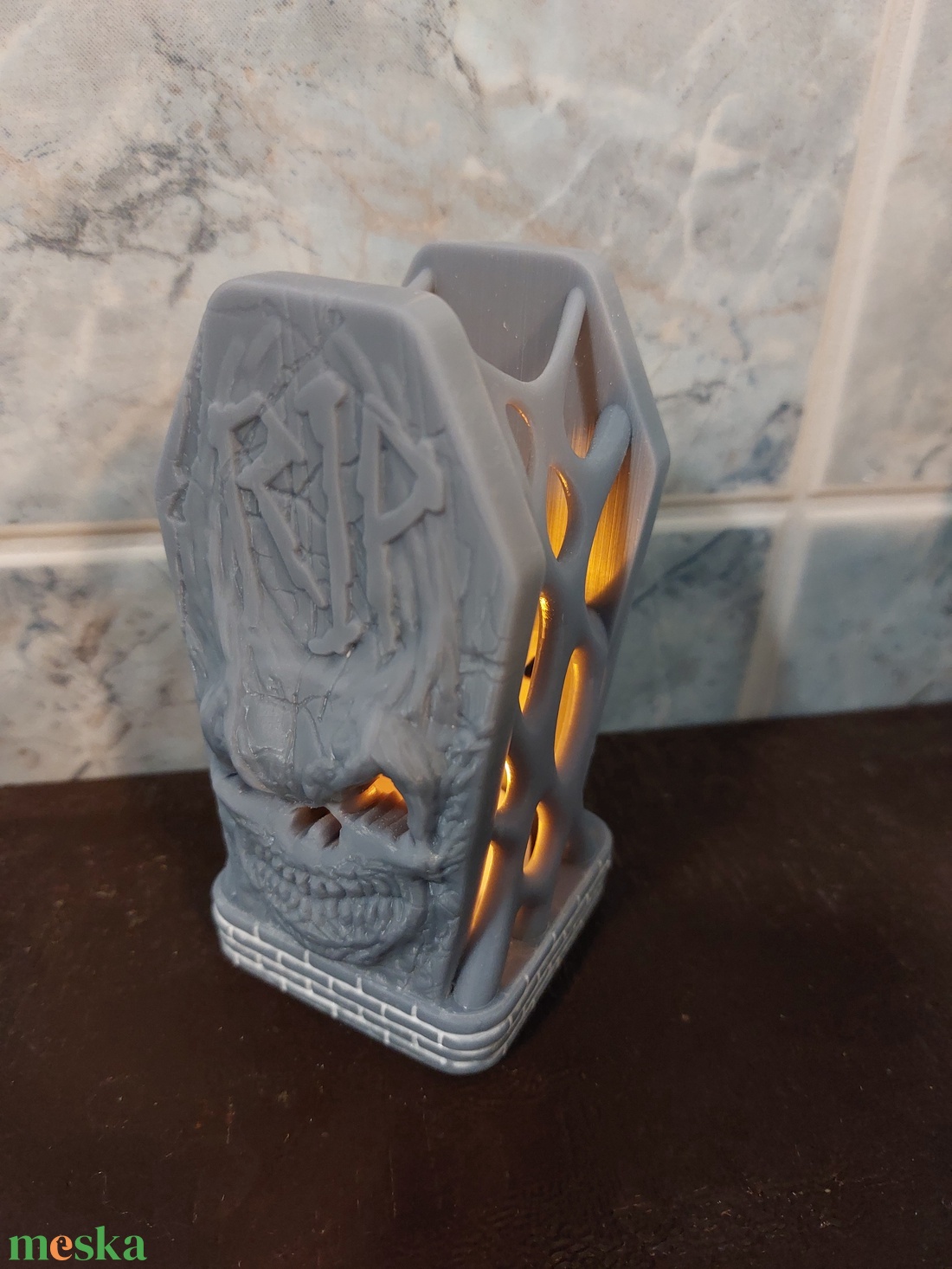  RIP feliratos, koponyás, koptattott sírkő hatású mécsestartó, gyertyatartó, őszi és téli dekoráció, új - otthon & életmód - dekoráció - asztal és polc dekoráció - asztaldísz - Meska.hu