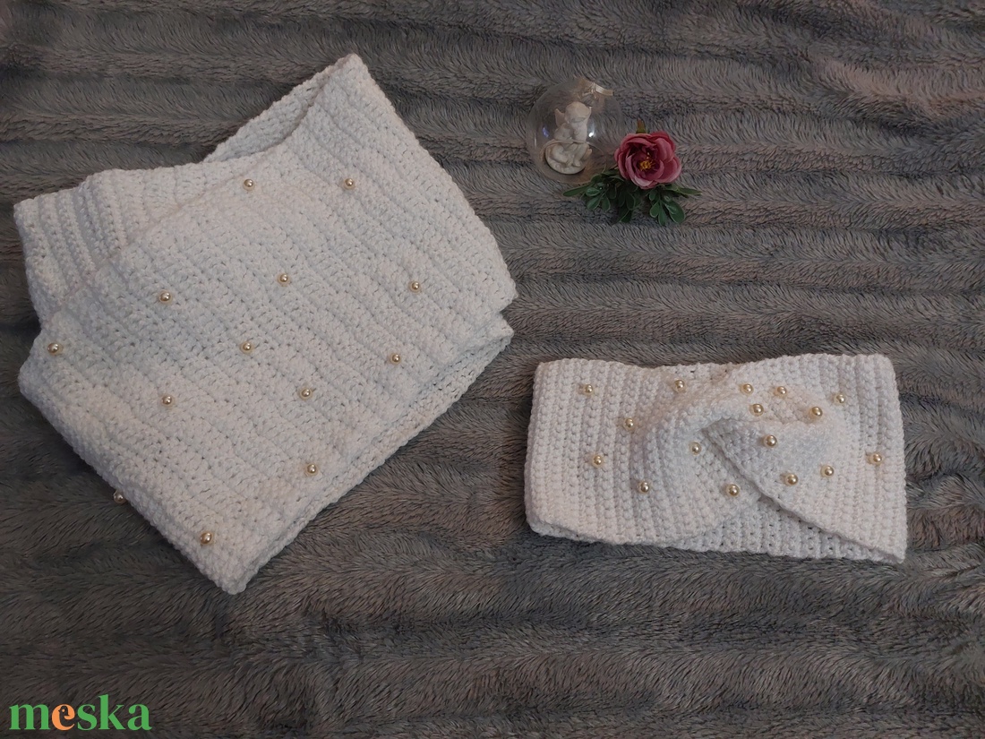 Hófehér gyöngyös, horgolt fejpánt, fülvédő és körsál szett � stílusos melegség kézzel készítve - ruha & divat - sál, sapka, kendő - sál - Meska.hu