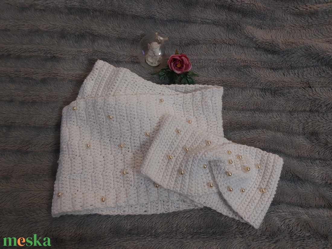 Hófehér gyöngyös, horgolt fejpánt, fülvédő és körsál szett � stílusos melegség kézzel készítve - ruha & divat - sál, sapka, kendő - sál - Meska.hu