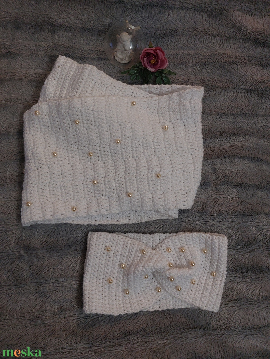 Hófehér gyöngyös, horgolt fejpánt, fülvédő és körsál szett � stílusos melegség kézzel készítve - ruha & divat - sál, sapka, kendő - sál - Meska.hu