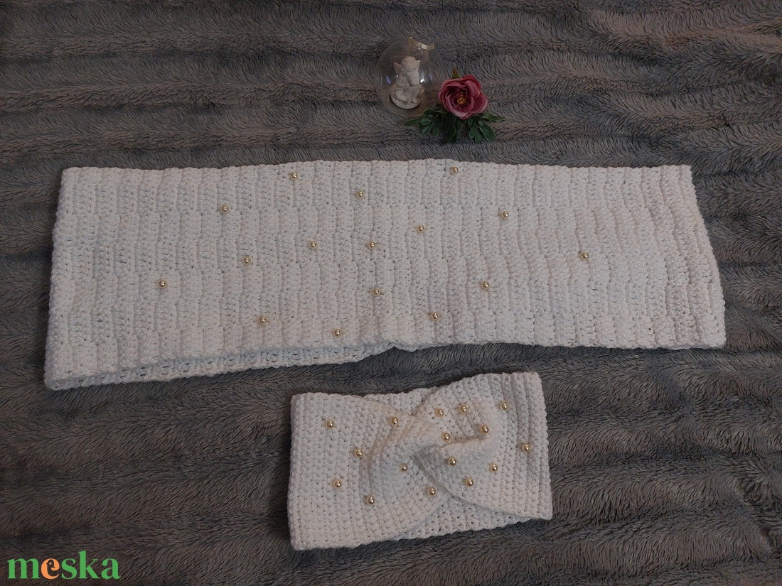 Hófehér gyöngyös, horgolt fejpánt, fülvédő és körsál szett � stílusos melegség kézzel készítve - ruha & divat - sál, sapka, kendő - sál - Meska.hu