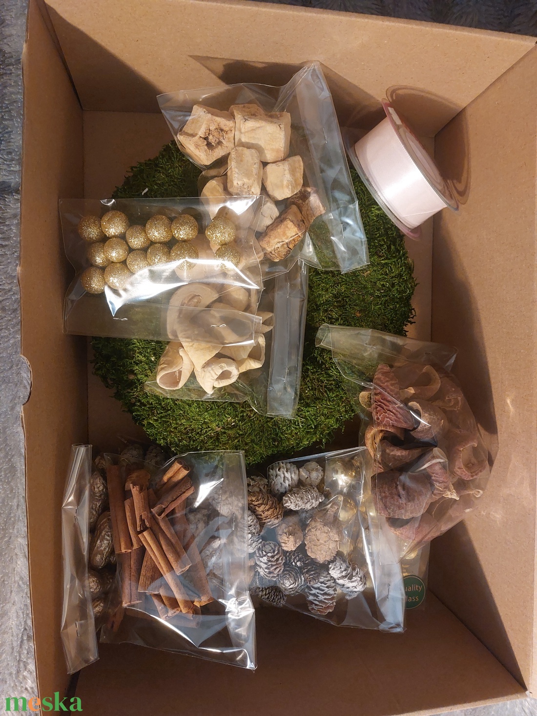 Nagy dekorációs, kreatív csomag, mohás koszorúval, díszekkel - kellékek & szerszámok - dekorációs kellékek - koszorú, koszorúalap - Meska.hu