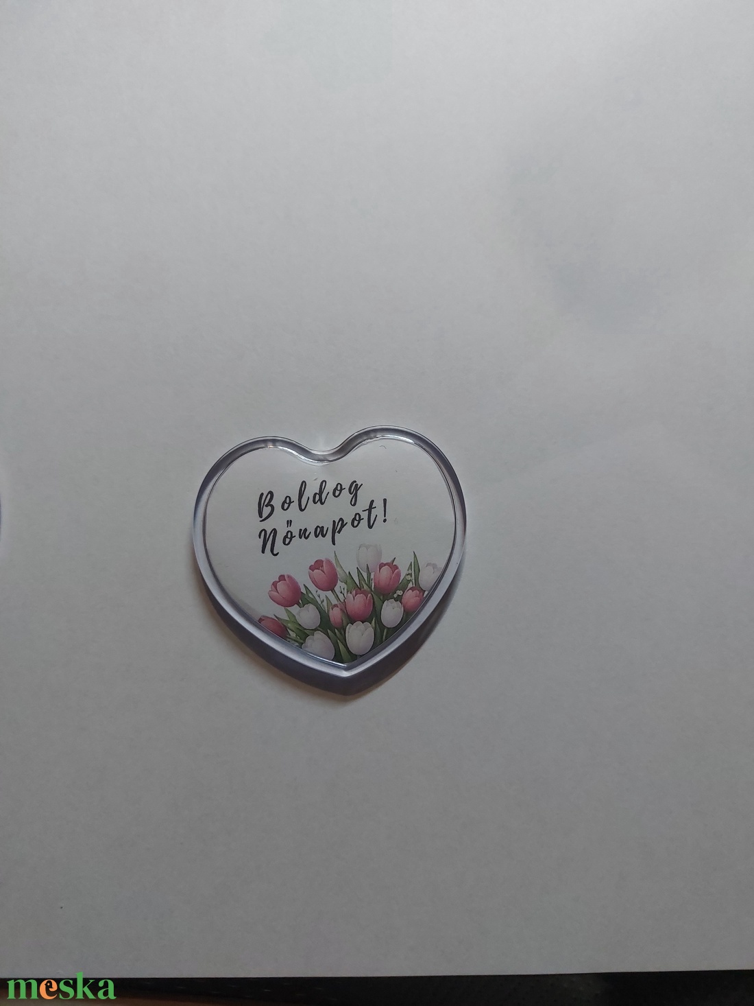 Nőnapi meglepetés, ami örök emlék marad - szív alakú kitűző, személyre szabható ��  - ékszer - kitűző és bross - Meska.hu