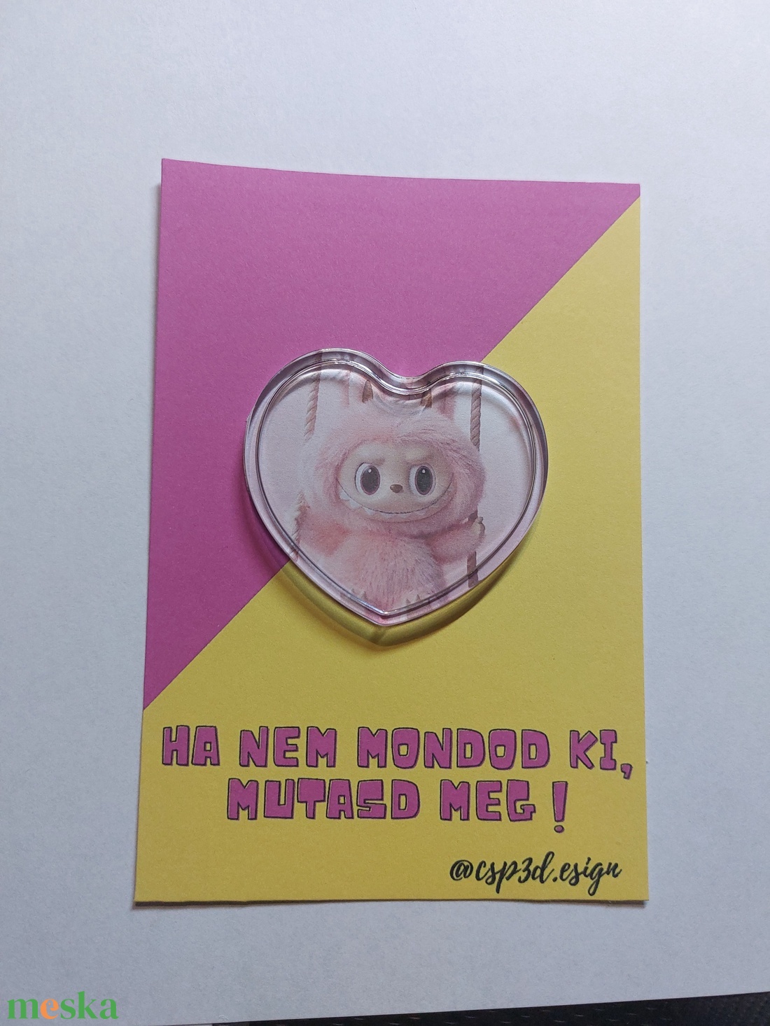 Kawaii Cuki rózsaszín Labubu kitűző, táskadísz, szív alakú, díszcsomagolásban, új - ékszer - kitűző és bross - Meska.hu