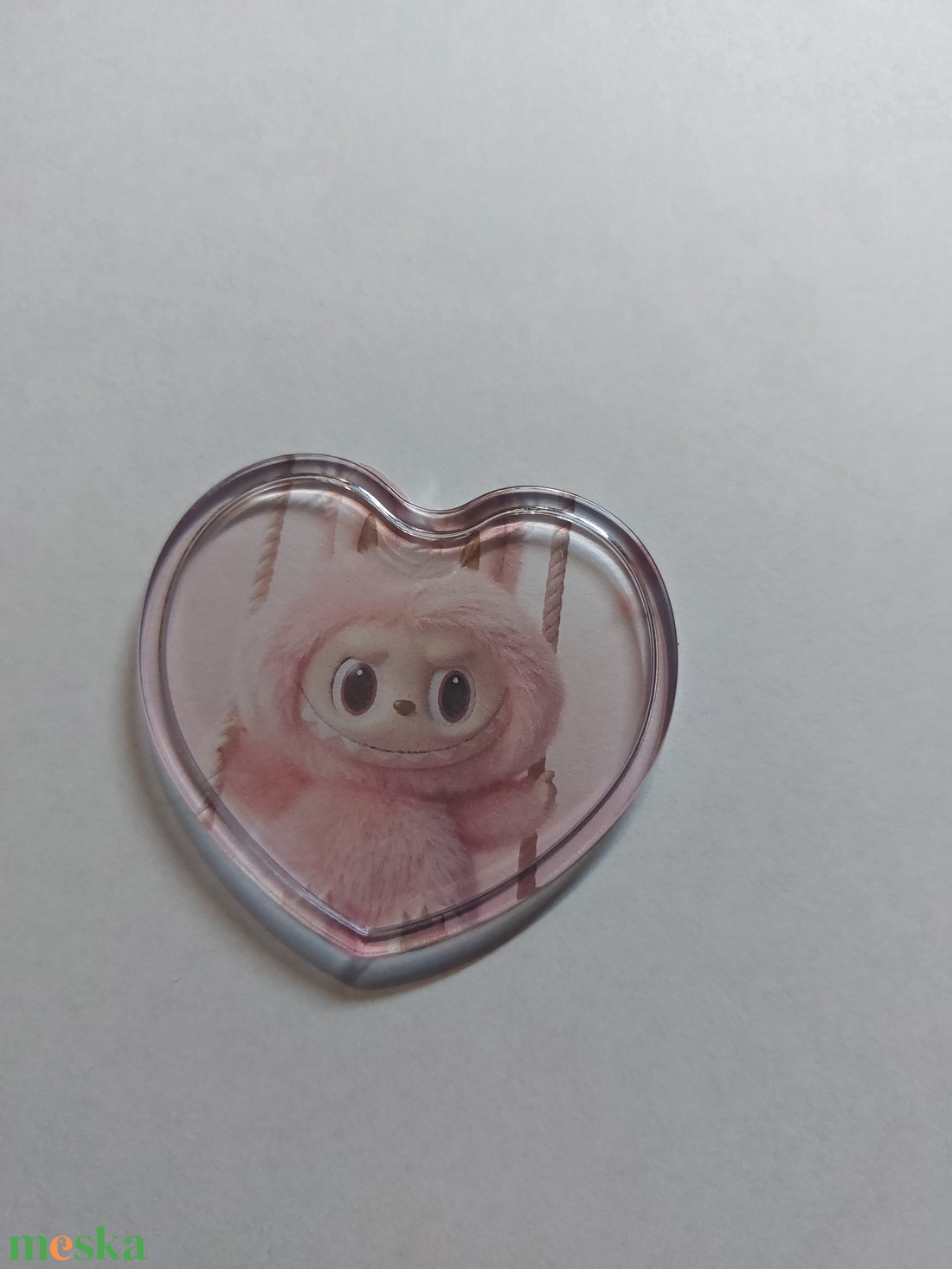 Kawaii Cuki rózsaszín Labubu kitűző, táskadísz, szív alakú, díszcsomagolásban, új - ékszer - kitűző és bross - Meska.hu