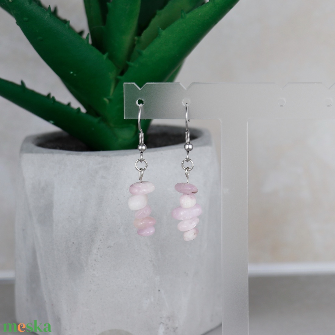 Kunzit törmelékes fülbevaló - ékszer - fülbevaló - lógó fülbevaló - Meska.hu