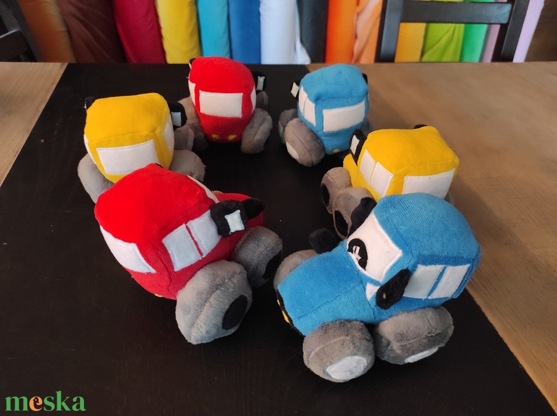 Mini Plüss traktor piros  - játék & sport - plüssállat & játékfigura - plüss autó & motor - Meska.hu