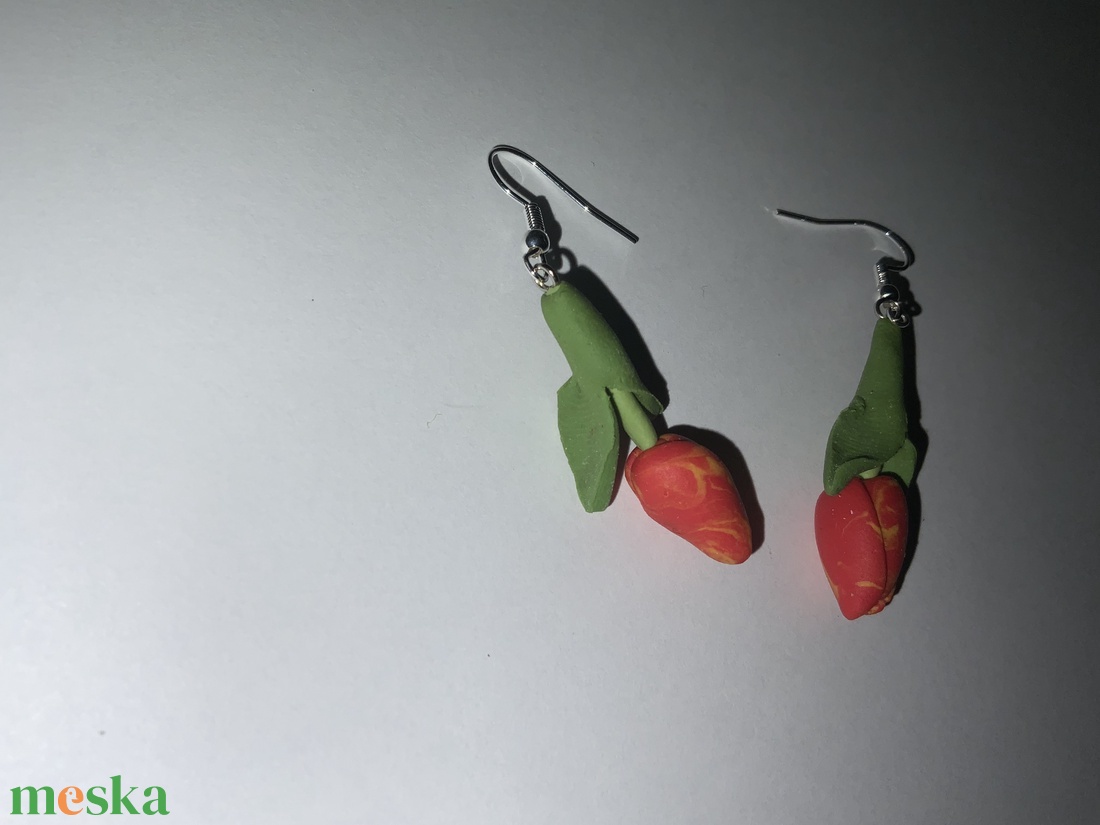Tulipános süthető gyurma fülbevaló - ékszer - fülbevaló - lógó fülbevaló - Meska.hu