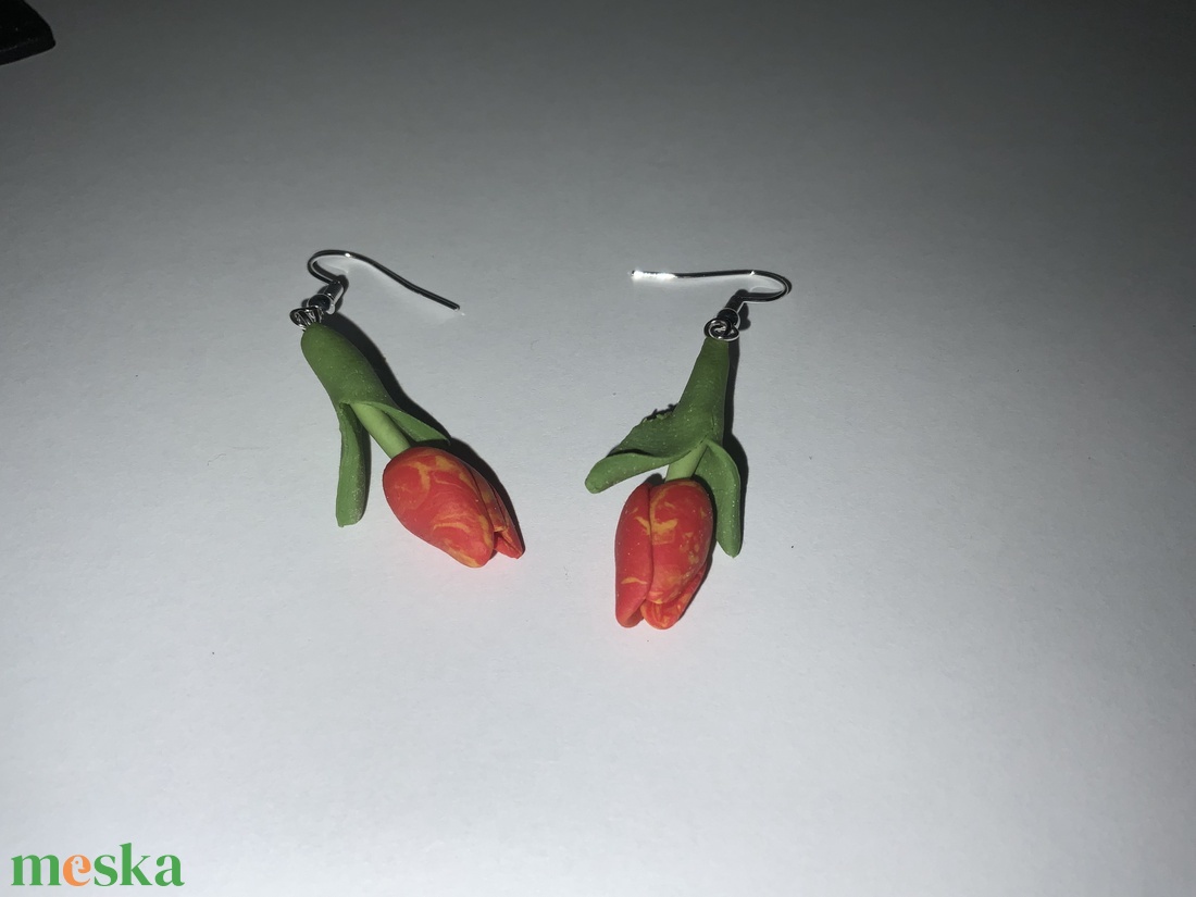 Tulipános süthető gyurma fülbevaló - ékszer - fülbevaló - lógó fülbevaló - Meska.hu