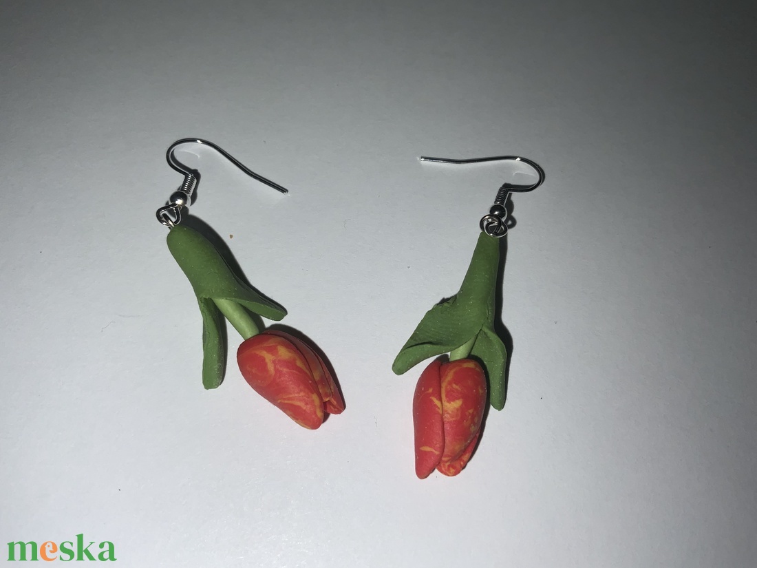 Tulipános süthető gyurma fülbevaló - ékszer - fülbevaló - lógó fülbevaló - Meska.hu