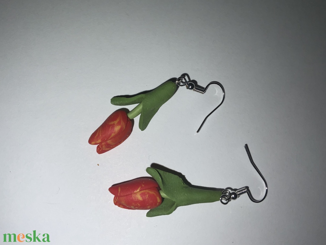 Tulipános süthető gyurma fülbevaló - ékszer - fülbevaló - lógó fülbevaló - Meska.hu