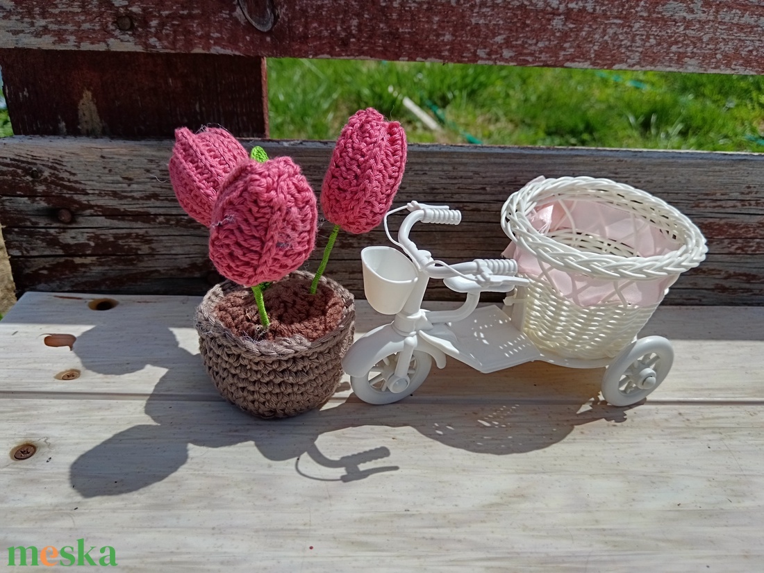 3 szál horgolt tulipán kaspóban, fehér tricikliben - otthon & életmód - dekoráció - Meska.hu