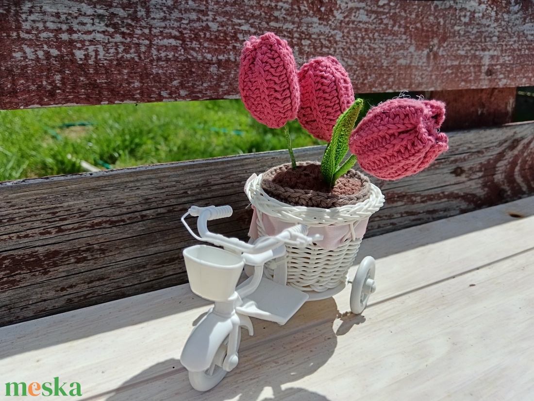 3 szál horgolt tulipán kaspóban, fehér tricikliben - otthon & életmód - dekoráció - Meska.hu