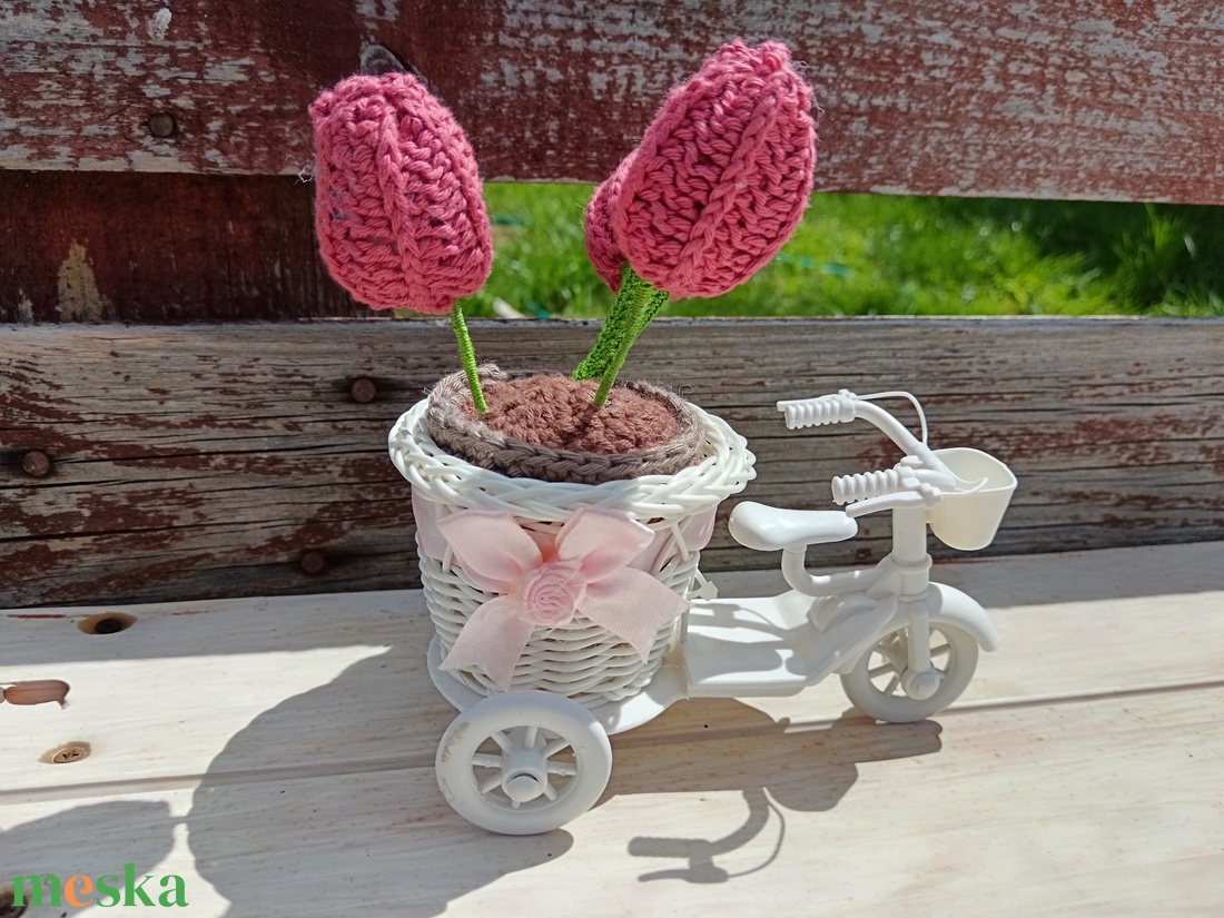 3 szál horgolt tulipán kaspóban, fehér tricikliben - otthon & életmód - dekoráció - Meska.hu