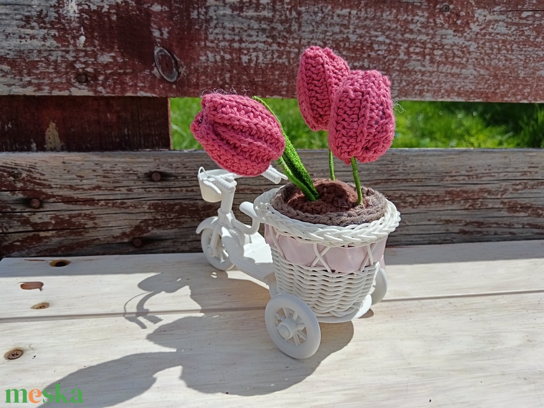 3 szál horgolt tulipán kaspóban, fehér tricikliben - otthon & életmód - dekoráció - Meska.hu