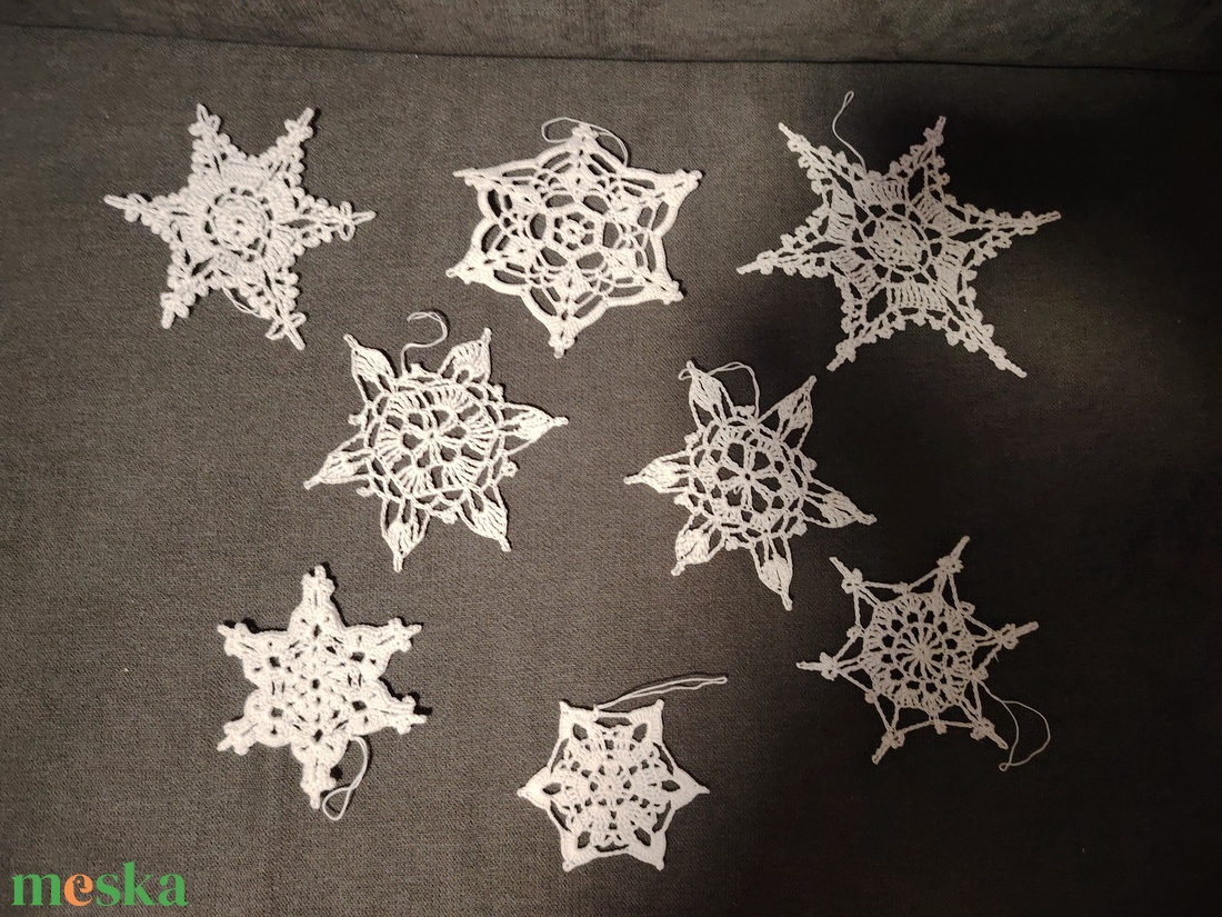 8 db Horgolt hópehely, karácsonyfa dísz  - karácsony - karácsonyi lakásdekoráció - karácsonyfadíszek - Meska.hu